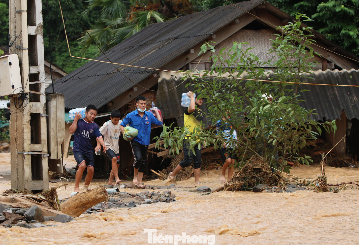 Thanh niên tình nguyện lội bùn, vượt suối mang nhu yếu phẩm vào cung ứng người dân qua cơn đói, khát. Thanh niên tình nguyện lội bùn, vượt suối mang nhu yếu phẩm vào cung ứng người dân qua cơn đói, khát.