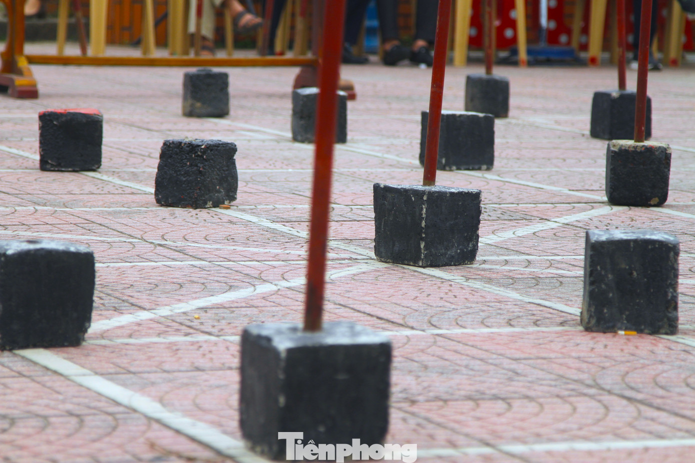 Cờ thẻ sử dụng trong cuộc thi này được làm từ gỗ có cán dài. Mặt cờ được sơn và vẽ hình của các quân cờ. Phía dưới được sử dụng những cục bê tông lớn để cắm thẻ cờ lúc thi đấu.