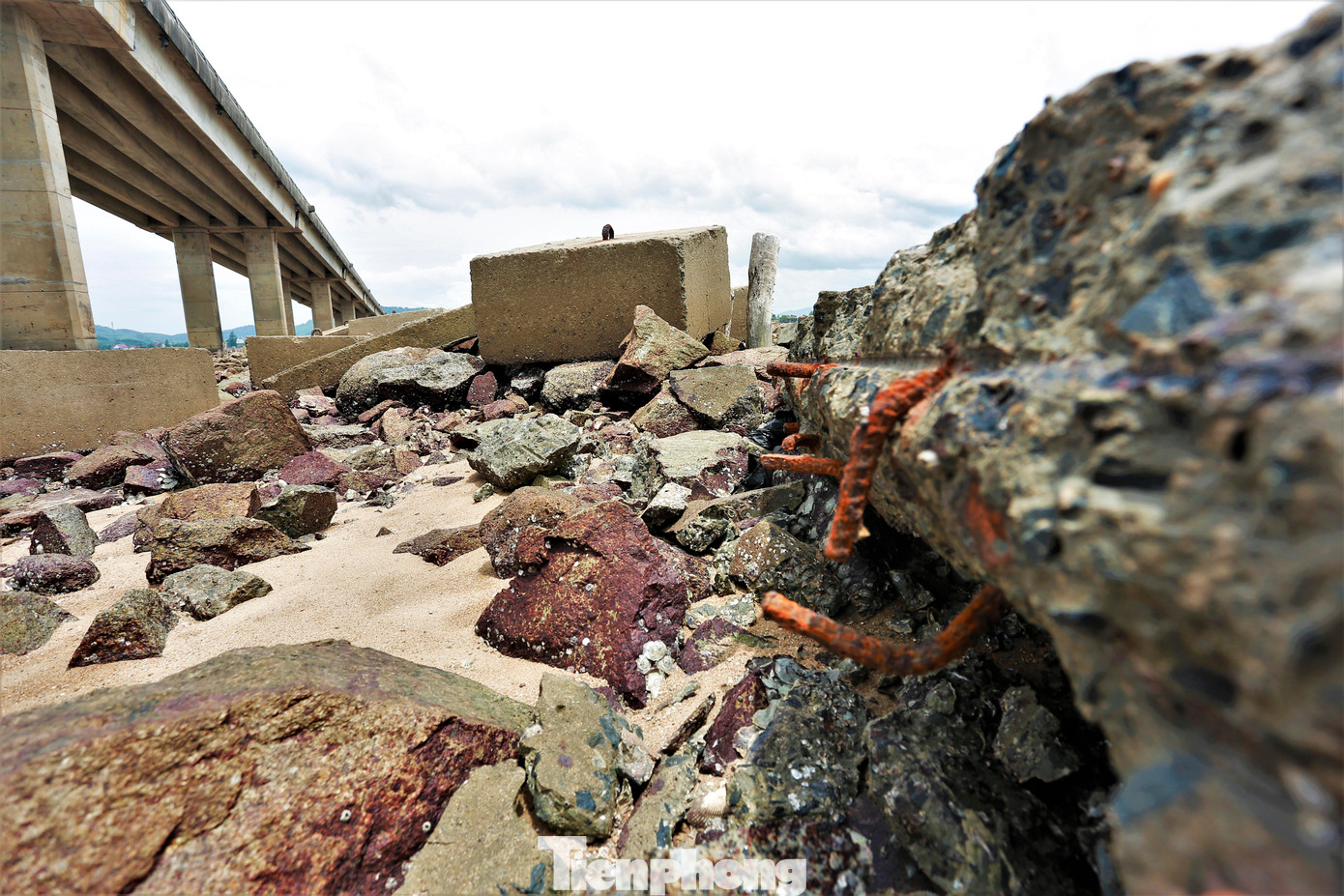 Những lõi thép chỏng chơ trong các khối bê tông trở thành những cái bẫy nguy hiểm.