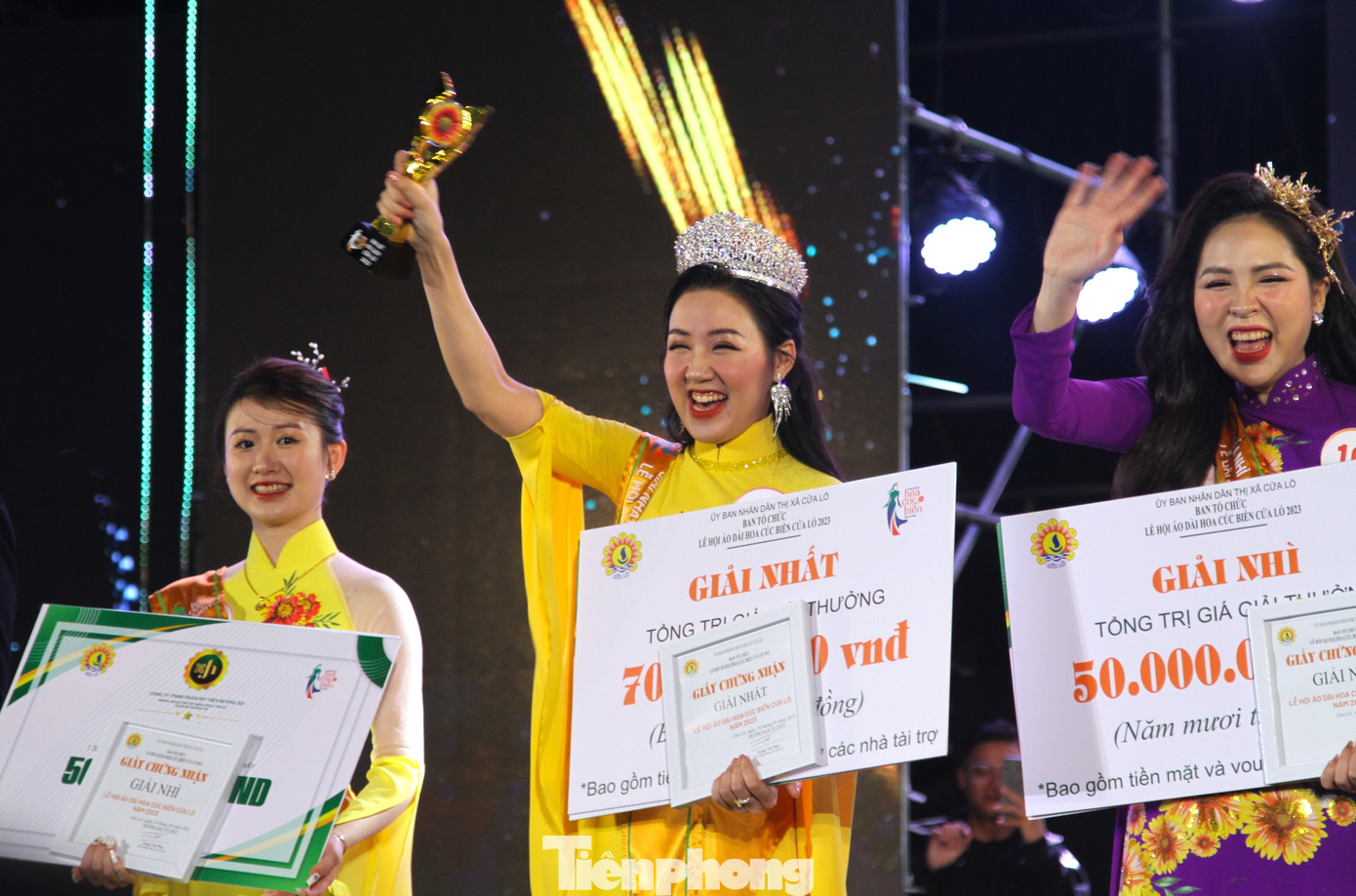 Khoảnh khắc vui sướng của các thí sinh đạt giải trong đêm chung kết.