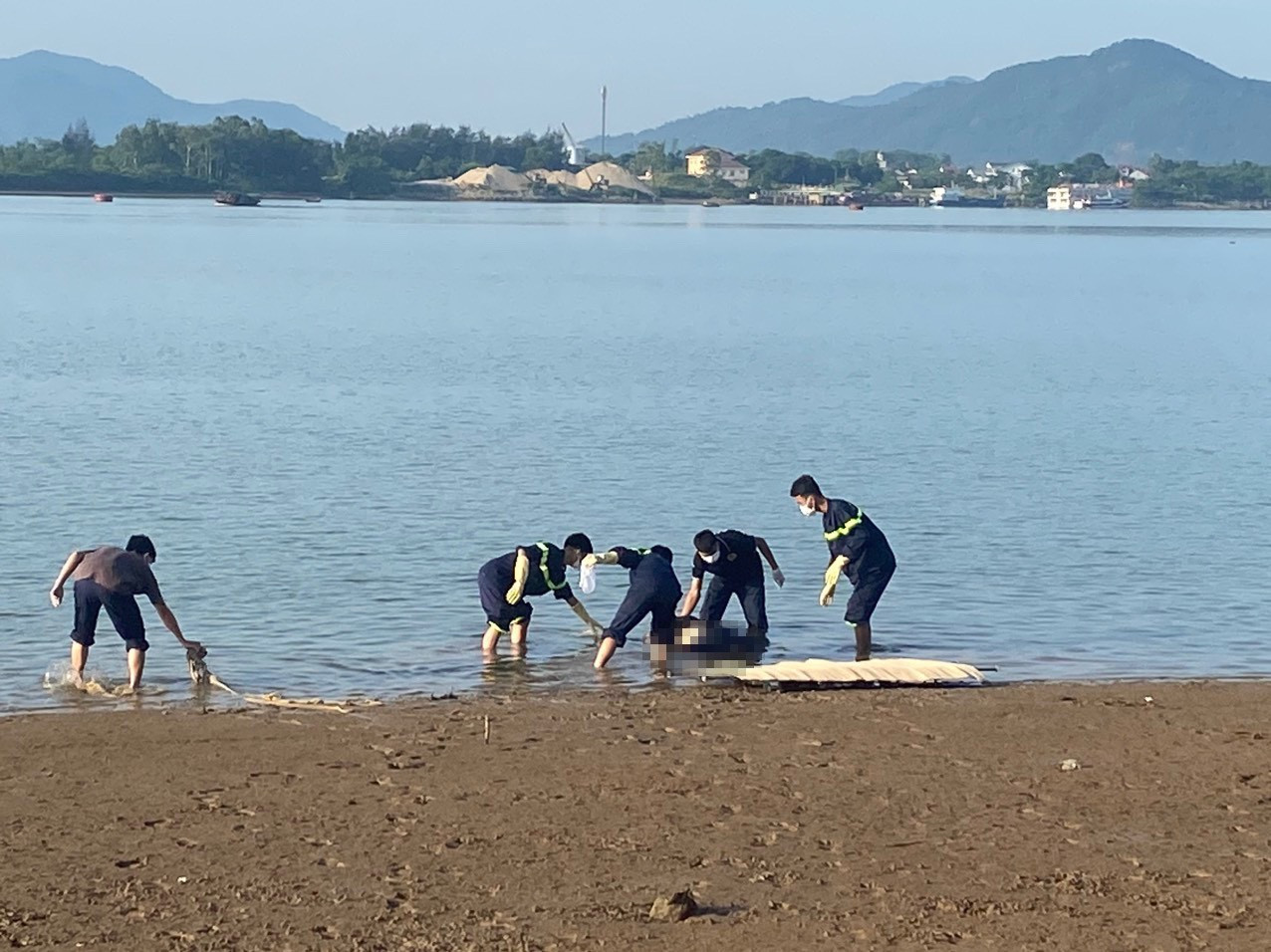 Tìm thấy thi thể nạn nhân sau 2 ngày tìm kiếm. Tìm thấy thi thể nạn nhân sau 2 ngày tìm kiếm.