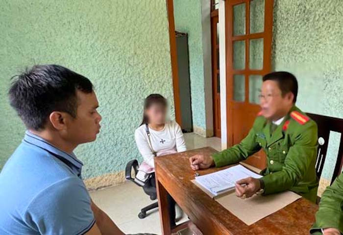 Đối tượng Đức tại cơ quan công an. (Ảnh: A.T.). Đối tượng Đức tại cơ quan công an. (Ảnh: A.T.).