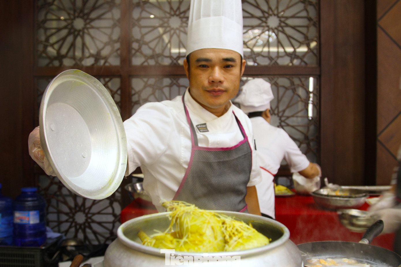 Đầu bếp Nguyễn Văn Thân (đại diện đội thi khách sạn Xanh) cho biết, tham dự cuộc thi này đội anh đã chuẩn bị bảy món ăn từ khai vị đến tráng miệng. Các món ăn đều có nguyên liệu làm từ sen là chủ đạo. Trong ảnh: Anh Thân đang chế biến món gà hấp nhụy sen.