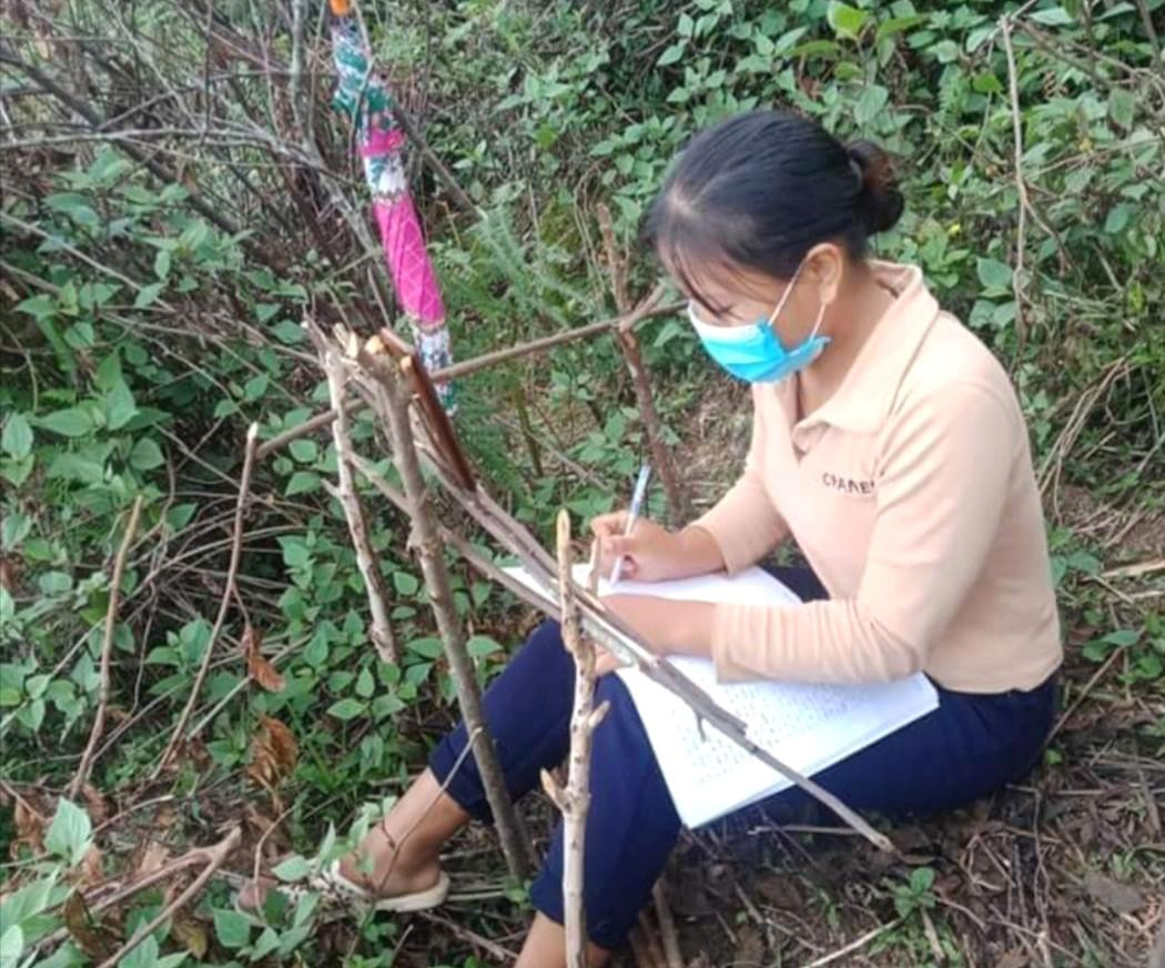 Chiếc giá đỡ điện thoại được Lỳ tự chế bằng những cành cây đơn giản để phục vụ việc học online