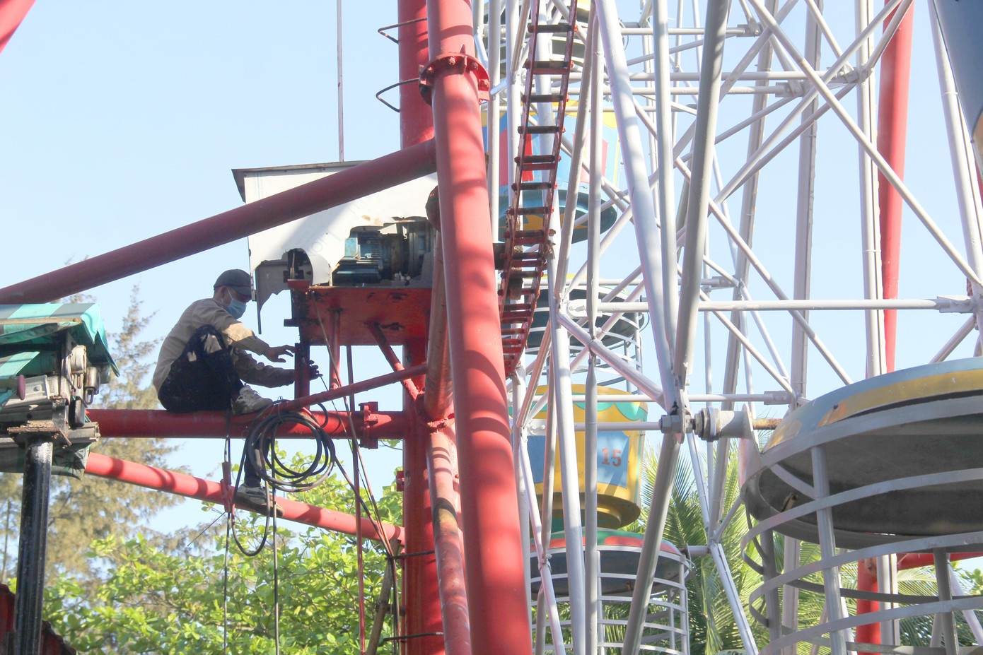 Khu vui chơi giải trí công viên thiếu nhi Cửa Lò được tu sửa, lắp đặt thêm các trò chơi mới để chuẩn bị đón khách.