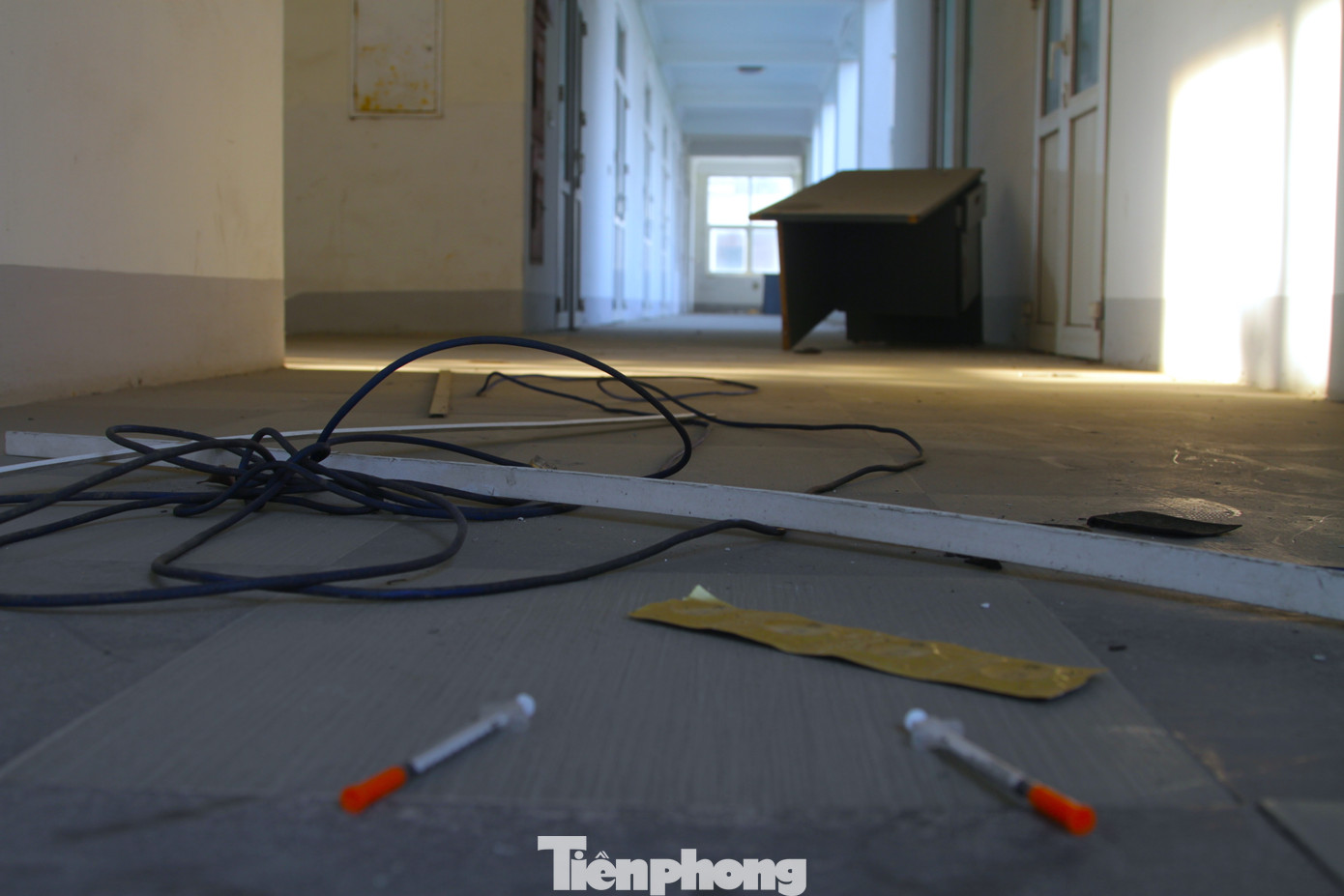 Bên trong các dãy nhà và một số phòng làm việc, nhiều đồ vật bị vứt bỏ ngổn ngang.