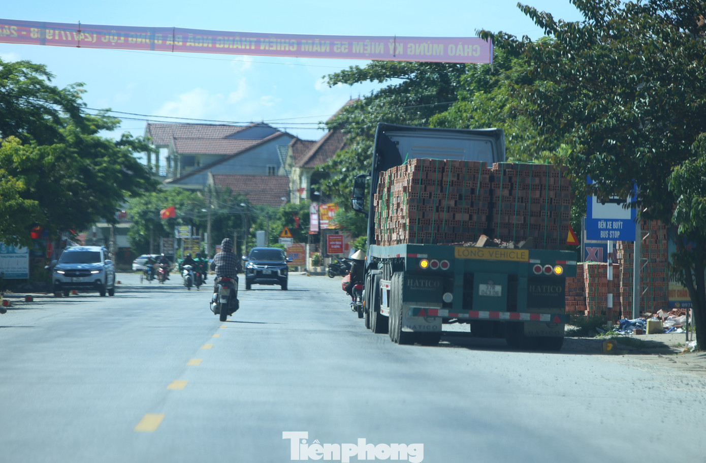Đoàn xe chạy di chuyển qua các khu dân cư dọc tuyến đường ven biển. Ông Hoàng Văn Hà, Chủ tịch UBND xã Cương Gián (huyện Nghi Xuân) cho biết: &quot;Dọc tuyến đường ven biển qua địa bàn có khu chợ dân sinh, trụ sở hành chính xã và trường học nên xe tải trọng lớn qua lại nhiều, không đảm bảo an toàn sẽ rất nguy hiểm. Xã đã kiến nghị lên đơn vị quản lý tuyến đường lắp thêm biển báo, gờ giảm tốc qua các khu vực cũng như giám sát trọng tải các xe này để đảm bảo an toàn khi lưu thông trên đường&quot;.