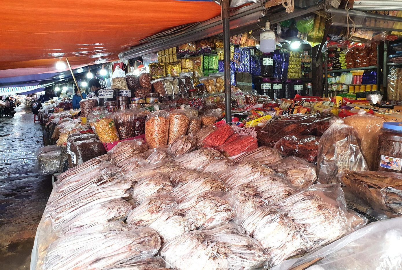 Tại khu vực đình Tây chợ Vinh, đầu mối sỉ các mặt hàng bánh kẹo, nước ngọt, các loại mứt, hạt… phục vụ Tết khá yên ắng.