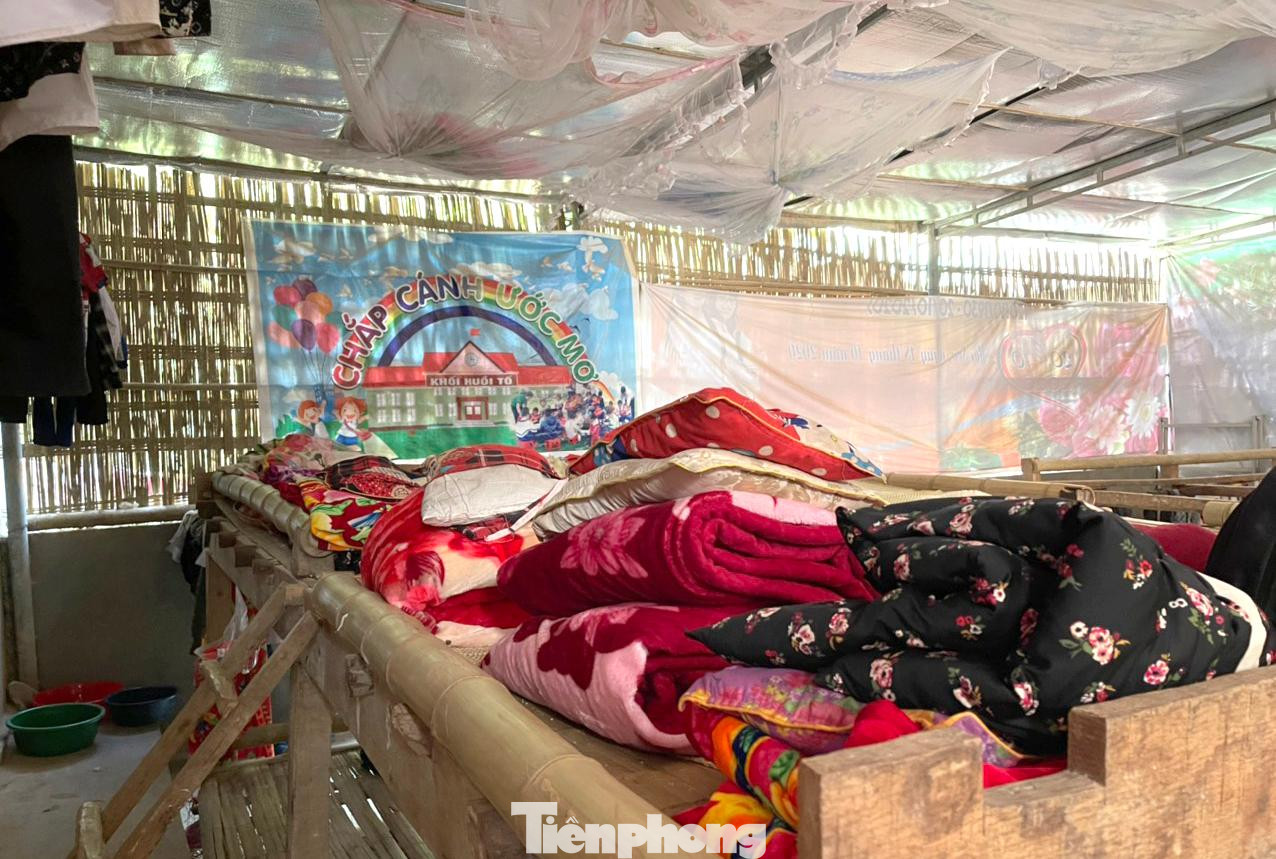 Trường phổ thông dân tộc bán trú - Tiểu học Mai Sơn (xã Mai Sơn, huyện Tương Dương, Nghệ An) có 5 điểm trường lẻ với 268 học sinh, đều là con em đồng bào dân tộc thiểu số Thái, Khơ Mú và Mông. Các điểm trường nằm rải rác, cách xa trung tâm xã trên 10km, đi lại khó khăn, nguy cơ sạt lở cao. Trường phổ thông dân tộc bán trú - Tiểu học Mai Sơn (xã Mai Sơn, huyện Tương Dương, Nghệ An) có 5 điểm trường lẻ với 268 học sinh, đều là con em đồng bào dân tộc thiểu số Thái, Khơ Mú và Mông. Các điểm trường nằm rải rác, cách xa trung tâm xã trên 10km, đi lại khó khăn, nguy cơ sạt lở cao.