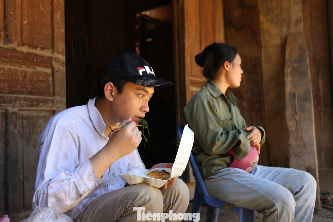 Em Vi Mạnh Hùng (20 tuổi, bản Hòa Sơn) ăn cơm hộp được chính quyền địa phương phát. Bố mất, mẹ lấy người khác để Hùng một mình tự bươn chải. Cũng như nhiều hộ dân khác, ngôi nhà nhỏ của Hùng cũng bị lũ tàn phá.