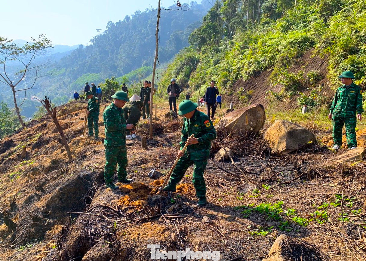 BĐBP Nghệ An cũng tham gia nhiều hoạt động chính trị xã hội. Trong ảnh: Lực lượng BĐBP Nghệ An phối hợp với các cơ quan chức năng, các địa phương tổ chức lễ phát động "Tết trồng cây đời đời nhớ ơn Bác Hồ".