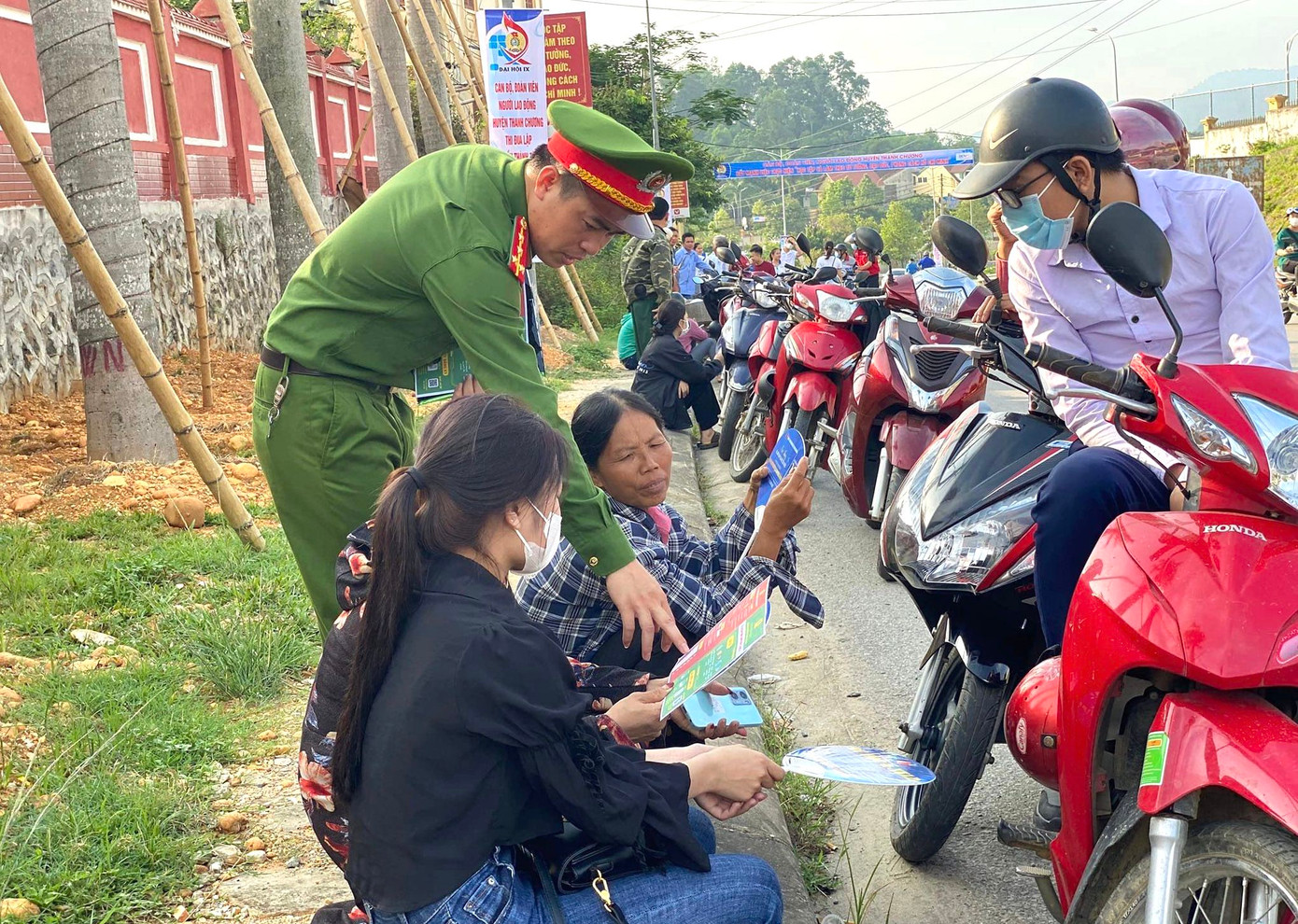 Cán bộ Công an huyện Thanh Chương hướng dẫn từng bước cụ thể cho người dân hiểu và có thể cài đặt tài khoản định danh.