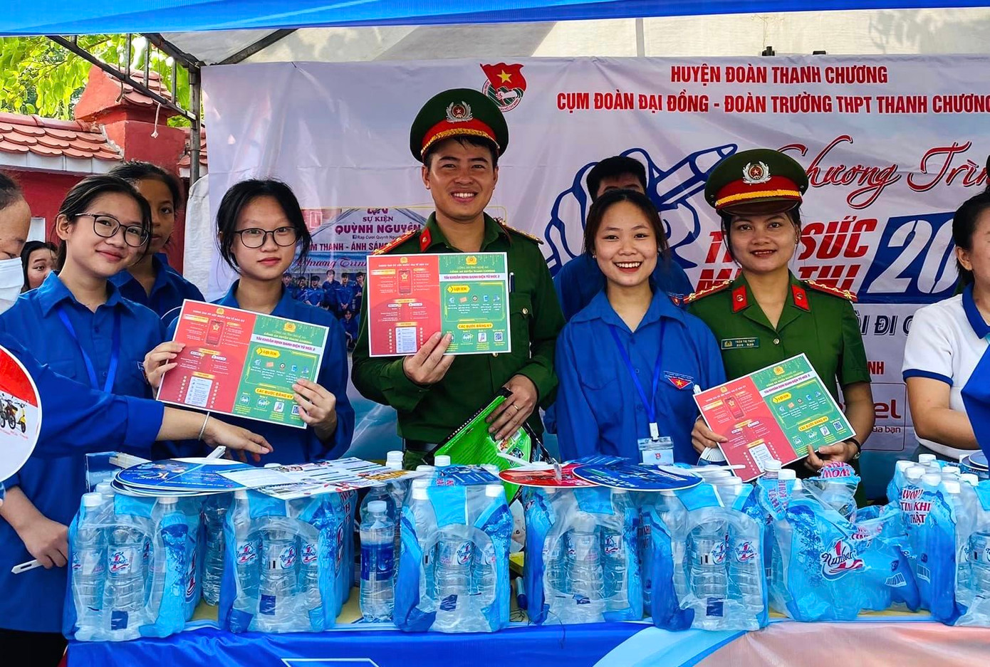 Các cán bộ công an, đoàn viên thanh niên còn in nhiều tờ rơi tuyên truyền, hướng dẫn các bước cài đặt tài khoản định danh điện tử cũng như lợi ích, ứng dụng có thể thực hiện được trên tài khoản này để người dân hiểu và thực hiện.