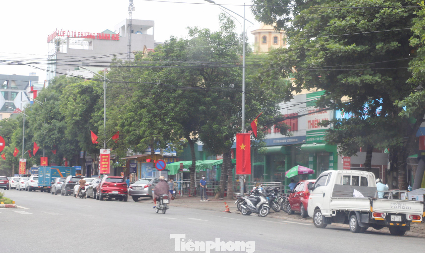 Dựa theo Quyết định của UBND tỉnh Nghệ An, thành phố Vinh đã quy định cụ thể 6 nhóm người được phép đi lại trong địa bàn thành phố kèm theo những giấy tờ quy định. Giấy test nhanh COVID-19 là một điều kiện bắt buộc nên rất đông người dân đã đến các cơ sở y tế để lấy mẫu xét nghiệm.