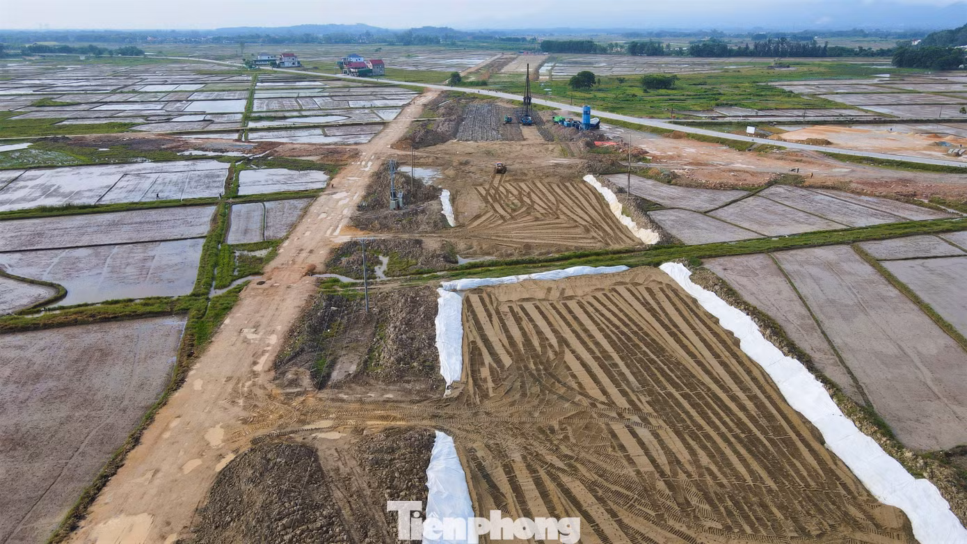 Quy mô thiết kế tuyến cao tốc qua Hà Tĩnh giai đoạn phân kỳ đầu tư 4 làn xe, mặt đường 17m; giai đoạn hoàn chỉnh 6 làn xe, nền đường 32,25m. Dự án dự kiến cơ bản hoàn thành năm 2025 và đưa vào khai thác, vận hành từ năm 2026. Quy mô thiết kế tuyến cao tốc qua Hà Tĩnh giai đoạn phân kỳ đầu tư 4 làn xe, mặt đường 17m; giai đoạn hoàn chỉnh 6 làn xe, nền đường 32,25m. Dự án dự kiến cơ bản hoàn thành năm 2025 và đưa vào khai thác, vận hành từ năm 2026.