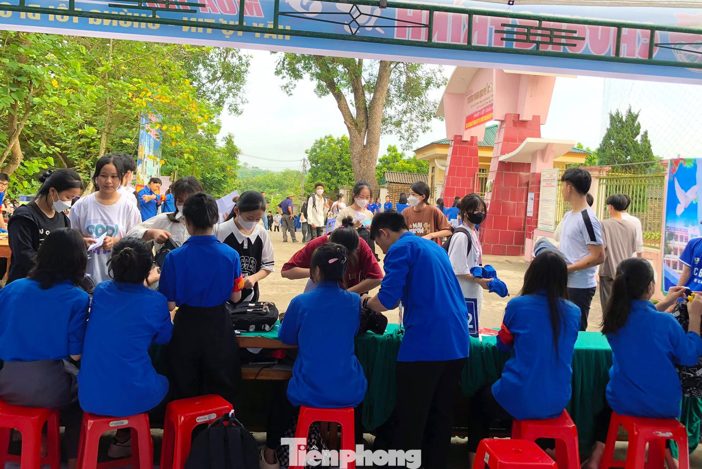 Ngoài phát nước, tại 2 điểm thi trường THPT Cát Ngạn và THPT Nguyễn Sỹ Sách, huyện đoàn Thanh Chương còn hỗ trợ 150 suất ăn miễn phí cho thí sinh hoàn cảnh khó khăn. Những suất ăn buổi trưa thực sự ý nghĩa với thí sinh và phụ huynh khi tham gia kỳ thi tuyển sinh lớp 10.