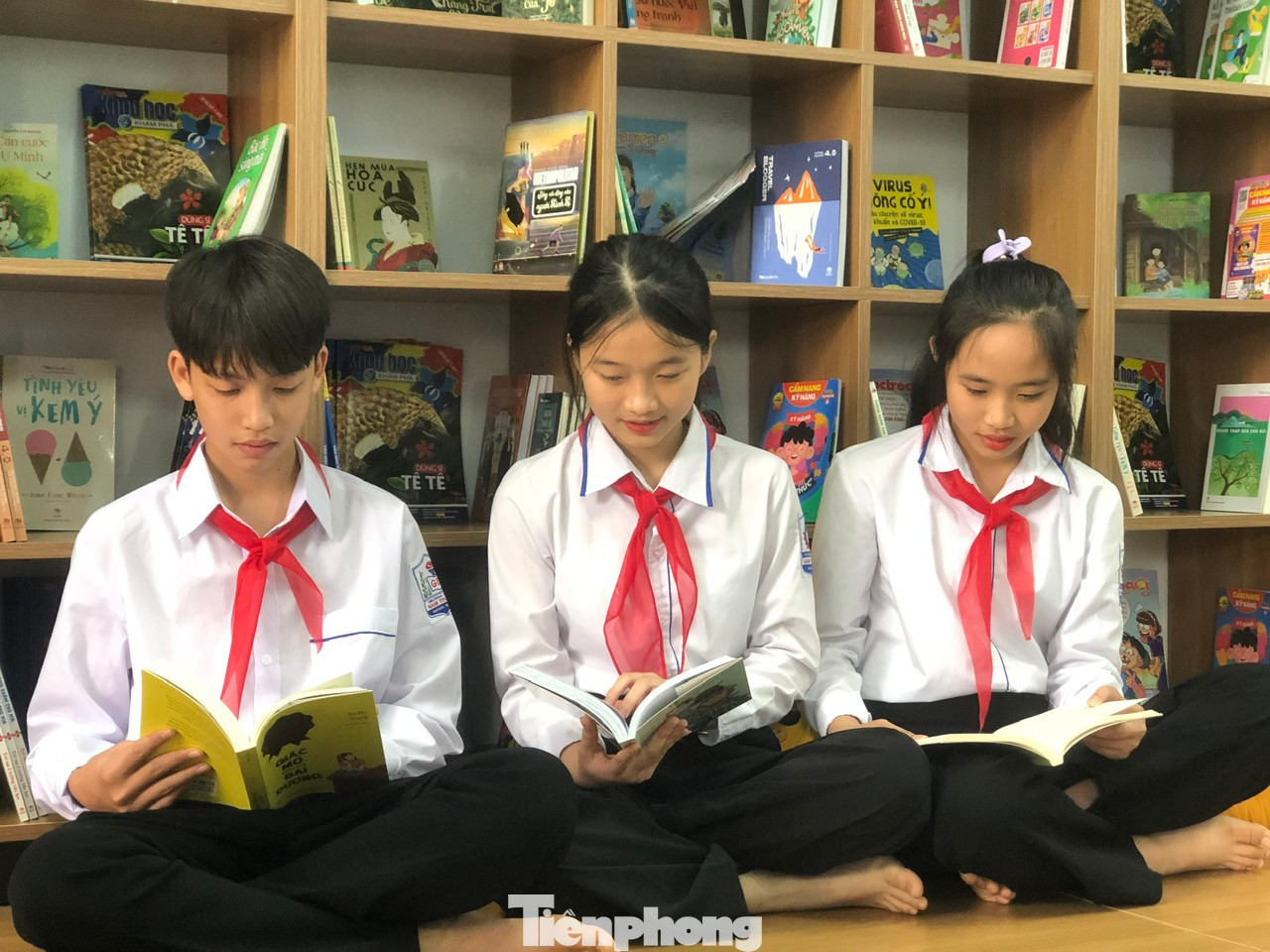 Em Phan Văn Công - học sinh lớp 9B, Trường THCS Nam Thanh chia sẻ niềm vui, háo hức và vinh dự khi được đón Chủ tịch Quốc hội Vương Đình Huệ về thăm trường. “Không gian đọc sách rất thoáng mát, đẹp, có nhiều sách phong phú, đa dạng. Em sẽ đến đây đọc sách và tham khảo những tài liệu mà em chưa biết để mở mang kiến thức, hiểu biết và làm đẹp thêm tâm hồn của mình.