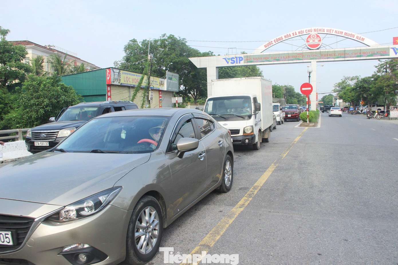 Chiều vào thành phố Vinh đoạn xã Hưng Chính, trên quốc lộ 46 ùn tắc nhiều giờ liền khi người dân các huyện Thanh Chương, Nam Đàn, Hưng Nguyên đều đổ về thành phố. Chiều vào thành phố Vinh đoạn xã Hưng Chính, trên quốc lộ 46 ùn tắc nhiều giờ liền khi người dân các huyện Thanh Chương, Nam Đàn, Hưng Nguyên đều đổ về thành phố.