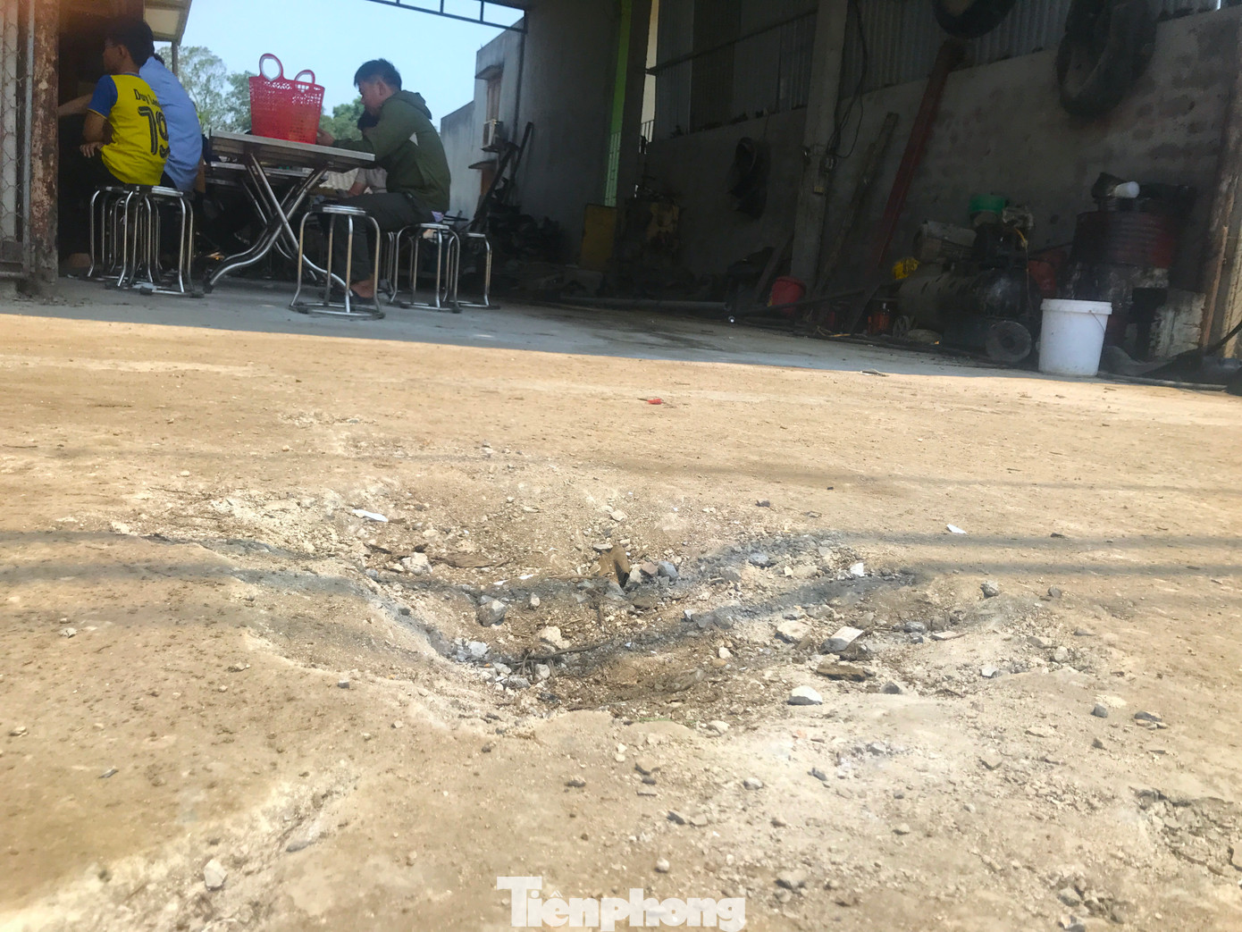 Tại vị trí nổ, phần sân bê tông bị lõm xuống một vũng khá sâu.