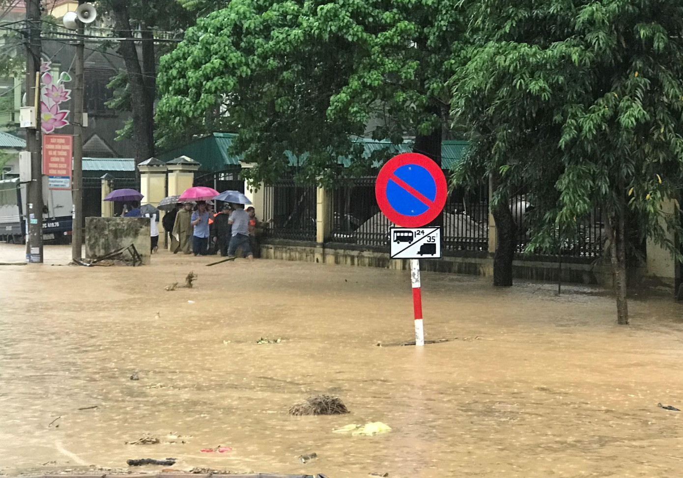 Tuyến đường trung tâm thị trấn Mường Xén, huyện Kỳ Sơn, đang ngập sâu. Huyện Kỳ Sơn hiện đang mưa lớn, mực nước lũ đang dâng cao. Tuyến đường trung tâm thị trấn Mường Xén, huyện Kỳ Sơn, đang ngập sâu. Huyện Kỳ Sơn hiện đang mưa lớn, mực nước lũ đang dâng cao.