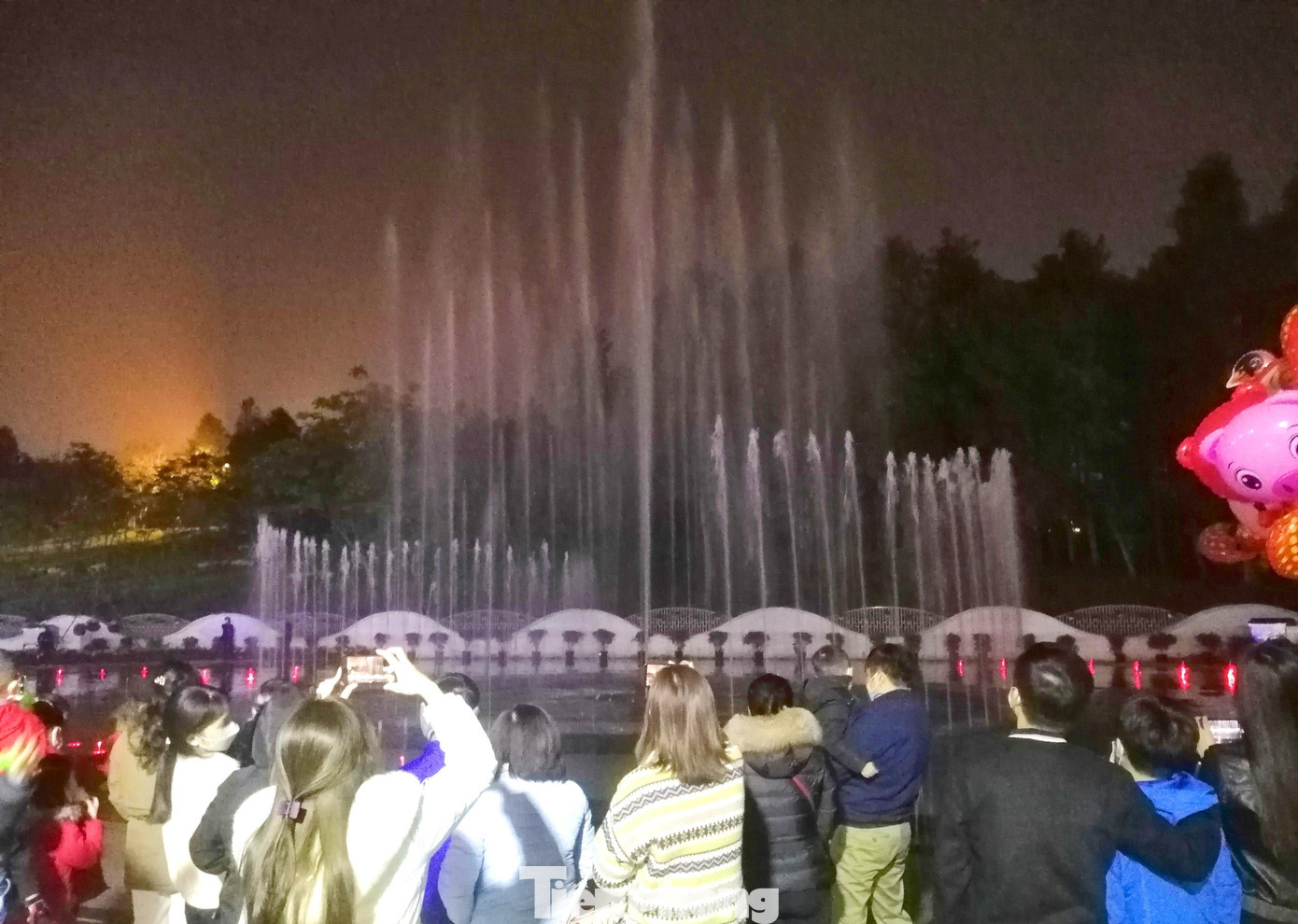 Dàn nhạc nước trở nên lung linh, huyền ảo khi đêm xuống. Dù thời tiết giá rét, song những ngày qua vẫn có rất đông người dân tới để chiêm ngưỡng.