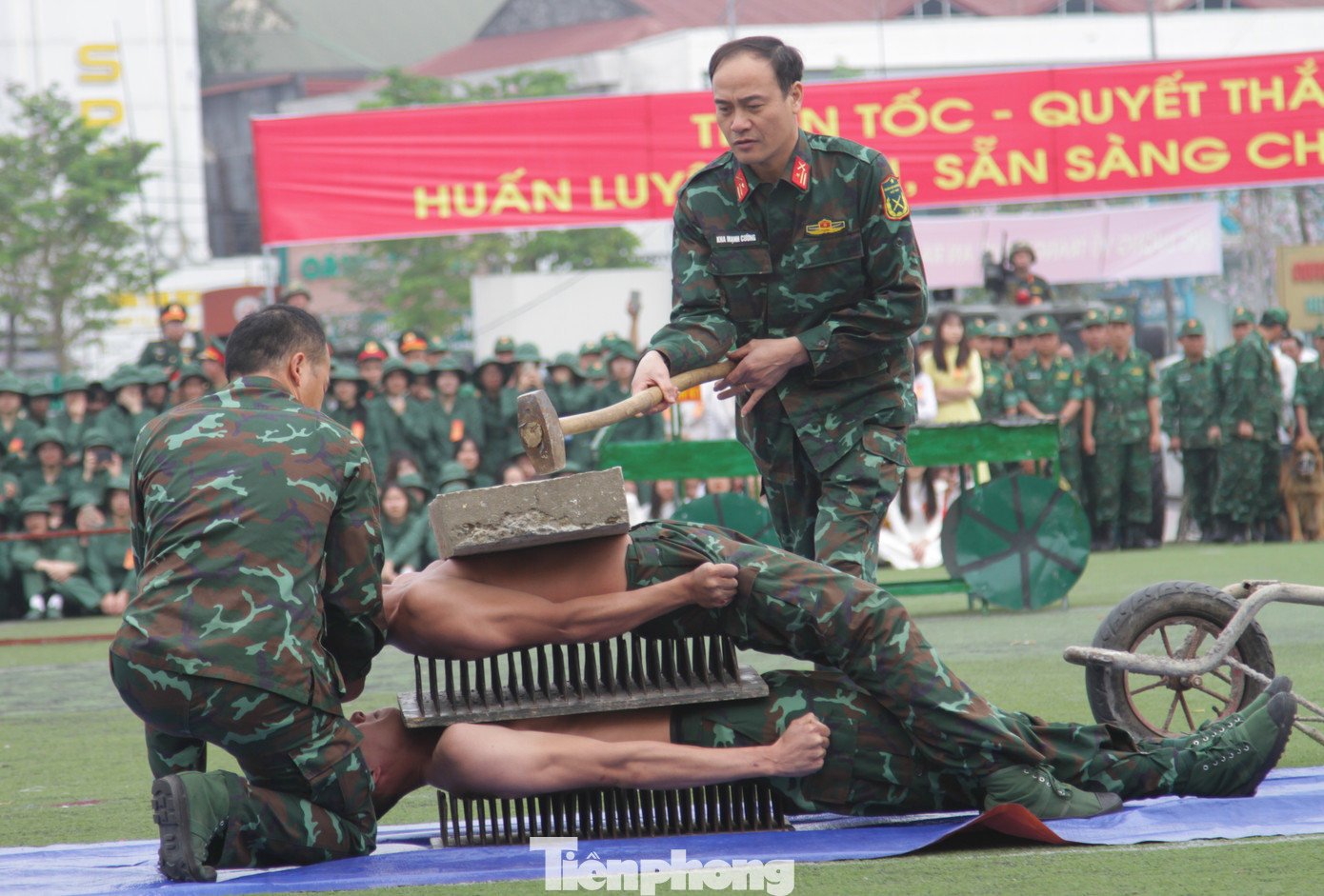 Biểu diễn đập bê tông trên ngực khi nằm trên chông.