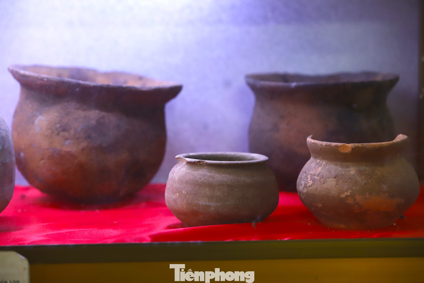 Những chiếc bình, chum bằng gốm của người Việt cổ được người dân phát hiện, sưu tầm và cúng tiến lên đền Làng Vạc. (Ảnh: Rạng Đông).