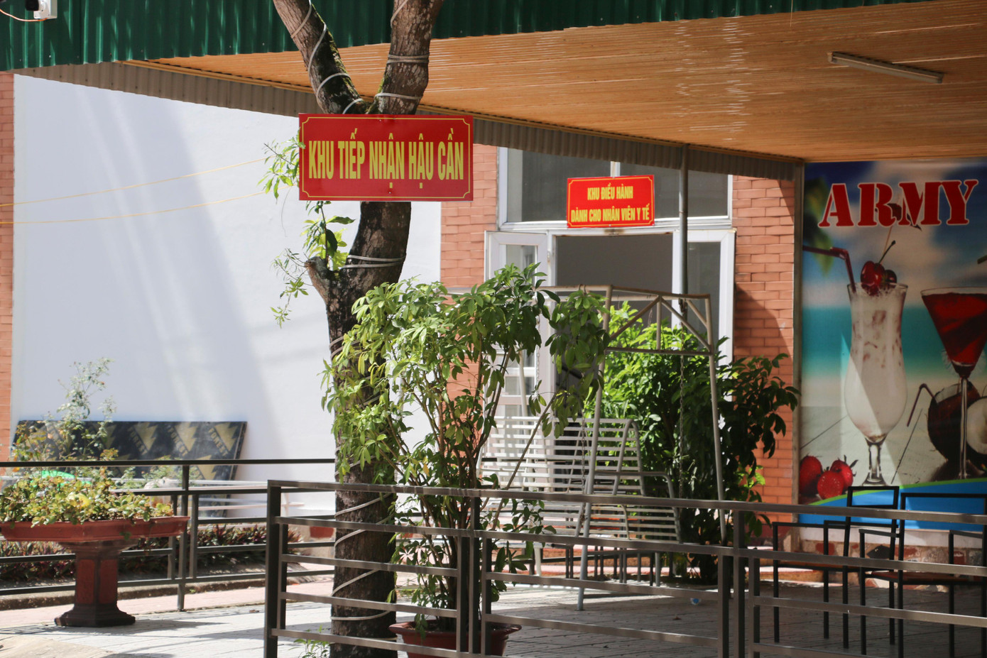 Khu vực tiếp nhận hậu cần và khu điều hành của nhân viên y tế tại Bệnh viện Dã chiến số 4.