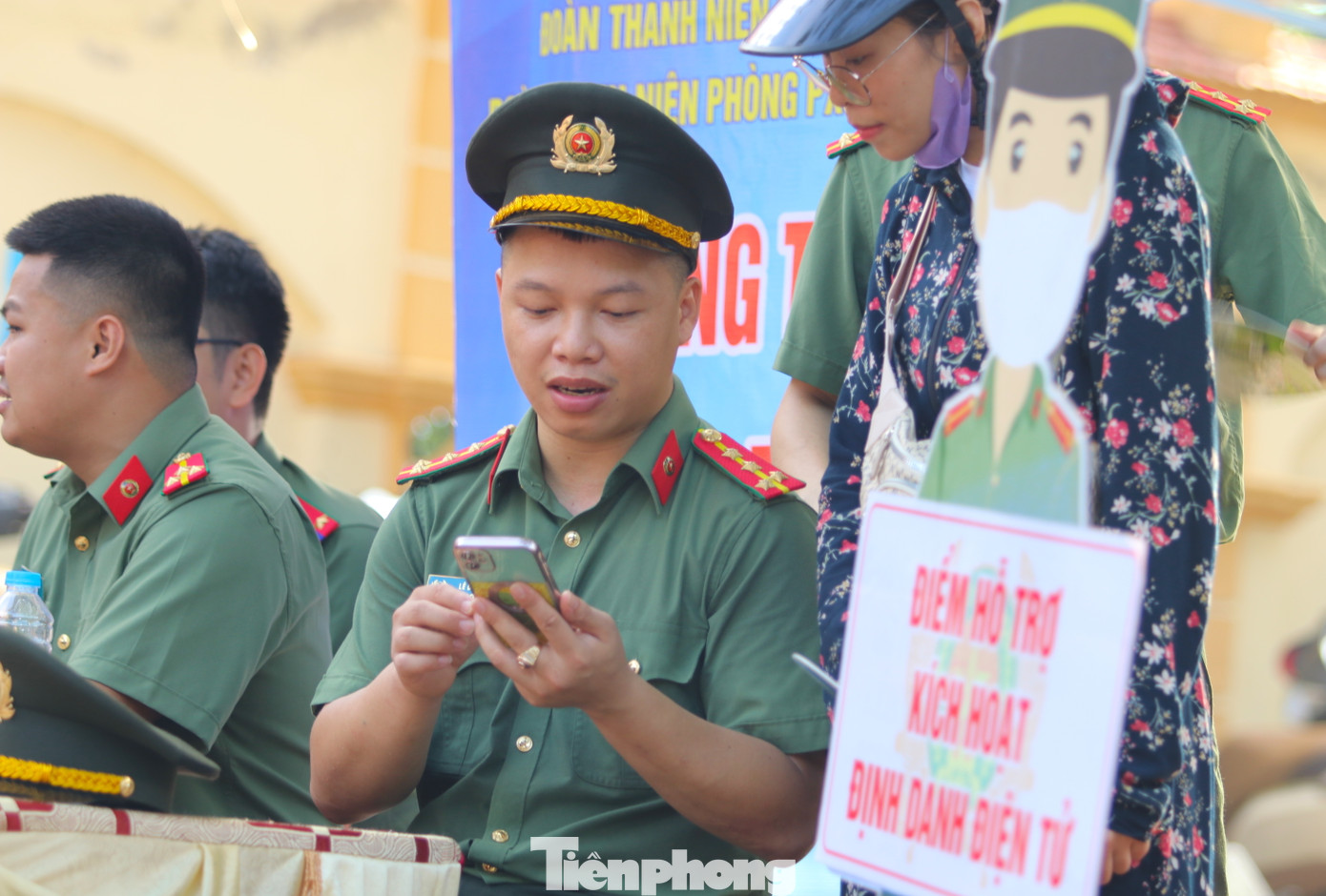 Đại úy Lê Đăng Quý (Công an tỉnh Nghệ An) hỗ trợ phụ huynh cài đặt tài khoản định danh điện tử trên ứng dụng VNeID.