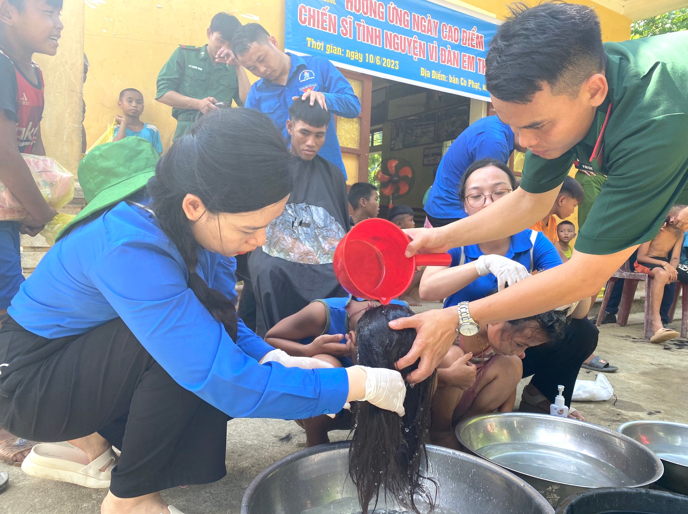 Do điều kiện sống khó khăn, việc vệ sinh bản thân còn hạn chế nên các em nhỏ bị tình trạng chí trên tóc rất nhiều. Sau khi được cắt tóc, vệ sinh diệt chí và gội đầu, các em đều cảm thấy thoải mái, vui sướng.