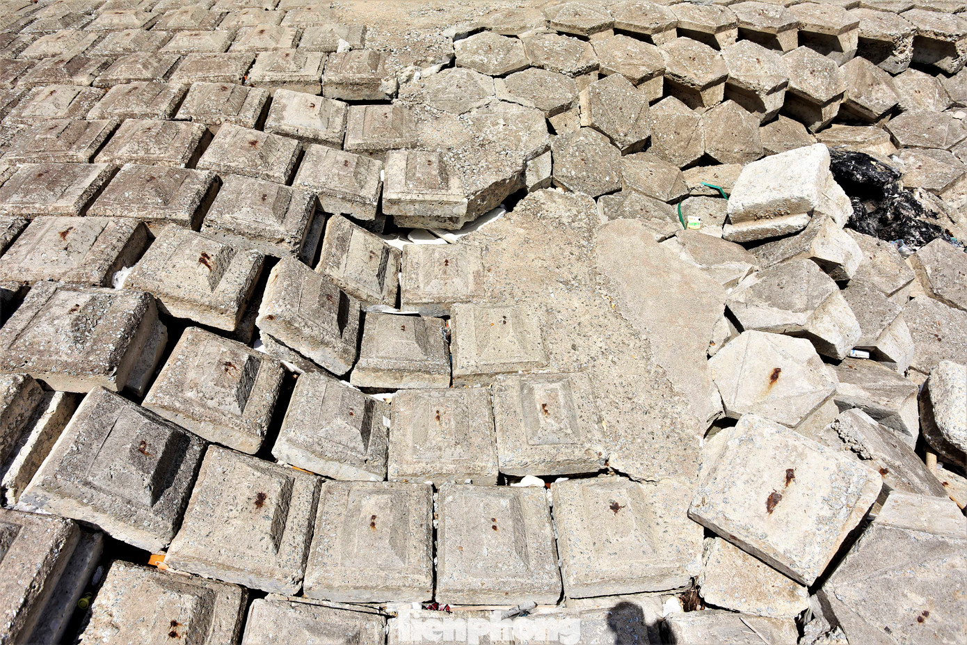 Bờ kè gãy sụp từng mảng, ngổn ngang trước mùa mưa bão khiến người dân địa phương bất an, lo lắng.