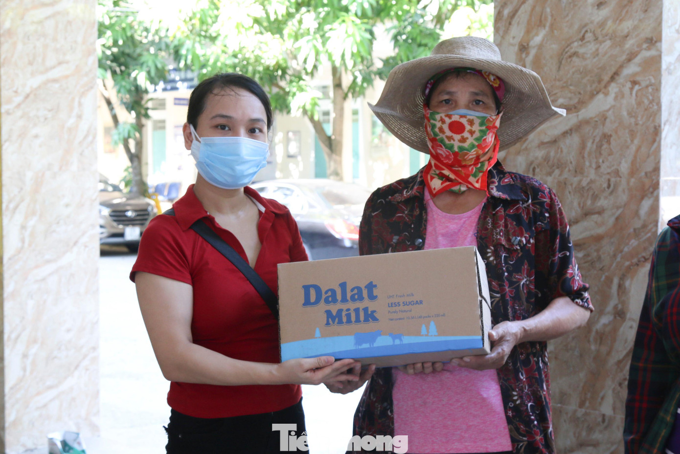 Đại diện báo Tiền Phong tại Nghệ An trao quà cho bệnh nhân vừa thực hiện quá trình lọc máu từ Bệnh viện Giao thông Vận tải Vinh. Trước đó, báo Tiền Phong đã có bài viết "Rớt nước mắt xóm chạy thận những ngày dịch COVID-19 bùng phát", nói về những khó khăn, thiếu thốn mà các bệnh nhân đang trải qua. Đại diện báo Tiền Phong tại Nghệ An trao quà cho bệnh nhân vừa thực hiện quá trình lọc máu từ Bệnh viện Giao thông Vận tải Vinh. Trước đó, báo Tiền Phong đã có bài viết "Rớt nước mắt xóm chạy thận những ngày dịch COVID-19 bùng phát", nói về những khó khăn, thiếu thốn mà các bệnh nhân đang trải qua.