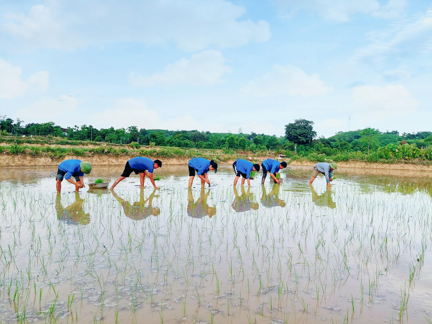 Ngoài ra, thông qua hoạt động tình nguyện tạo môi trường cho đoàn viên, thanh niên rèn luyện, cống hiến và trưởng thành, góp phần hình thành lớp thanh niên sống đẹp, có bản lĩnh, trí tuệ, có sức khỏe, có kỹ năng thực hành xã hội đóng góp cho sự nghiệp xây dựng và bảo vệ Tổ quốc.