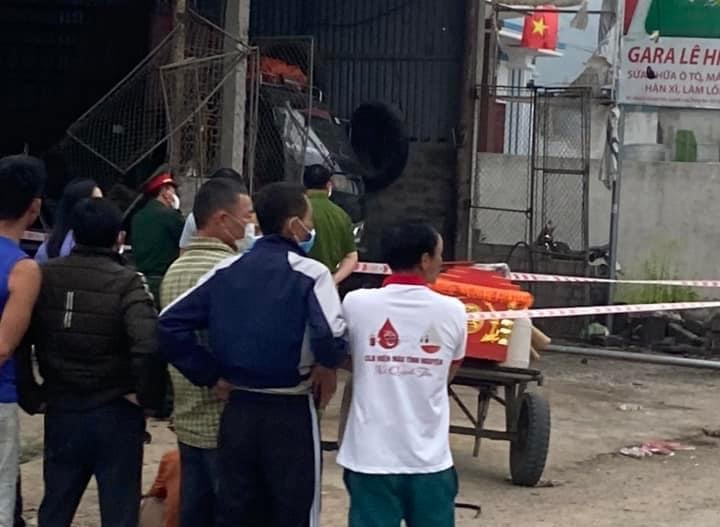 Người dân theo dõi cơ quan công an điều tra vụ việc. Người dân theo dõi cơ quan công an điều tra vụ việc.