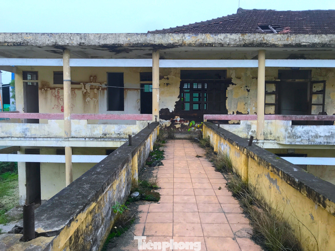 "Khổ nhất là lúc xin cho con lên học cấp 2. Nếu học ở trường Nguyễn Trường Tộ thì đi quá xa. Đường đi phải qua ngã tư đường 72m rất nguy hiểm", chị M. (SN 1977, trú tại phường Đông Vĩnh) chia sẻ.