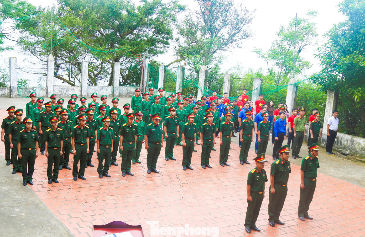 Thiếu tá CN Đậu Khắc Hồng dõng dạc đọc 10 lời thề danh dự của quân nhân "Chúng tôi, quân nhân trong Quân đội Nhân dân Việt Nam, lấy danh dự người chiến sỹ cách mạng, xin thề dưới lá cờ vinh quang của Tổ quốc..."