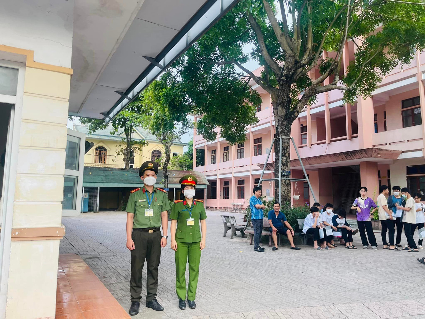 Cũng góp mặt trong việc bảo vệ kỳ thi thành công, an toàn, Công an tỉnh Hà Tĩnh đã huy động lực lượng, xây dựng kế hoạch triển khai công tác đảm bảo an ninh trật tự, tổ chức quán triệt, tập huấn cho cán bộ chiến sỹ tham gia làm nhiệm vụ tại các khâu có liên quan đến chức năng, nhiệm vụ của lực lượng theo đúng Quy chế thi.