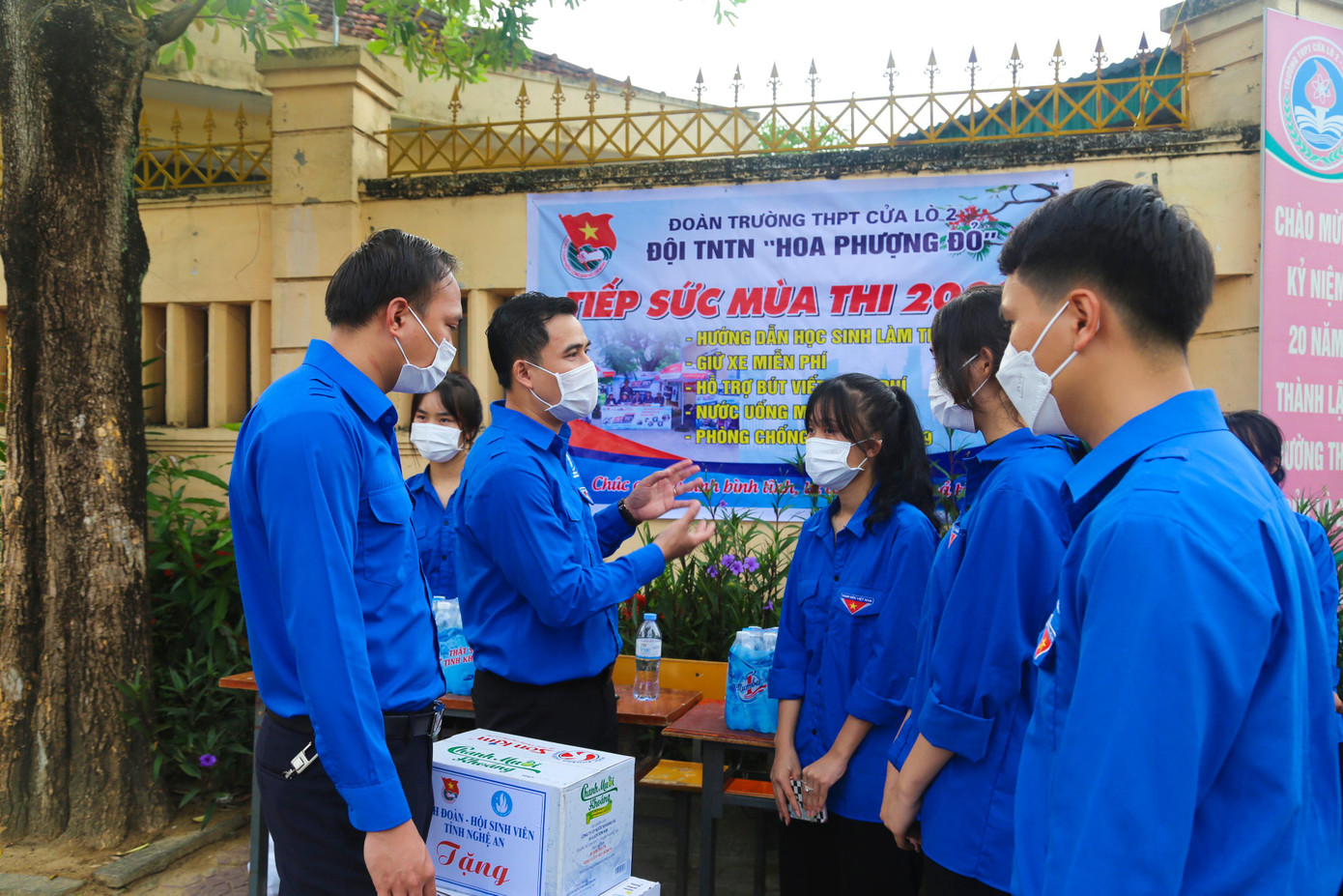 Ngay từ tháng 5, Ban thường vụ Tỉnh đoàn Nghệ An đã lập kế hoạch tổ chức chương trình &quot;Tiếp sức mùa thi&quot; năm 2022. Theo đó, thanh niên tình nguyện sẽ hướng dẫn trước và trong Kỳ thi tuyển sinh lớp 10, Kỳ thi Tốt nghiệp THPT 2022, góp phần đảm bảo kỳ thi diễn ra an toàn, hiệu quả. Trong ảnh: Anh Thái Minh Sỹ - Phó Bí thư Tỉnh Đoàn, Chủ tịch Hội Sinh viên, Chủ tịch Hội đồng đội tỉnh Nghệ An động viên thanh niên tình nguyện tại điểm thi THPT Cửa Lò 2.