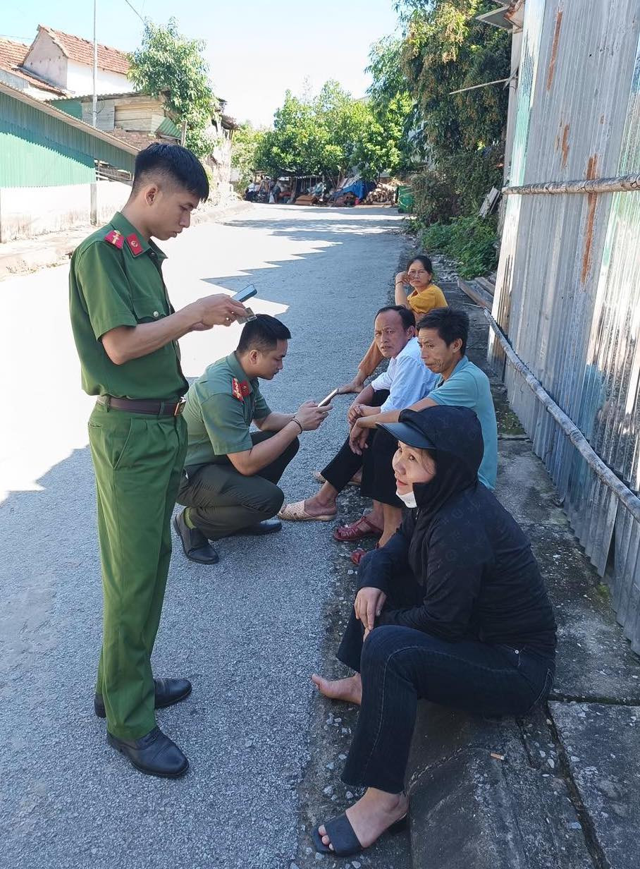 Hiện nay, các bước tự đăng ký tài khoản định danh điện tử trên ứng dụng VNeID tương đối rõ ràng, nhưng rất nhiều người chưa biết cách làm nên gặp phải không ít khó khăn trong việc kích hoạt tài khoản để sử dụng. Chính vì thế, các cán bộ công an đã hướng dẫn để mọi người có thể hiểu rõ cách đăng ký cũng như cách sử dụng tài khoản.