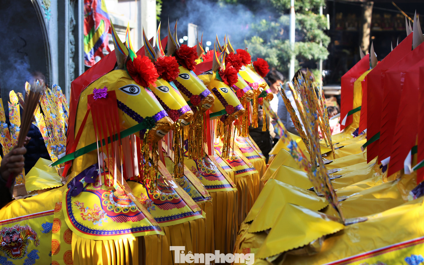 Tại khu vực sân đền, hàng chục con ngựa giấy được trưng bày khiến lối đi bị hạn chế. Anh Hoàng Anh (trú tại Thái Bình) cho biết năm nào cũng vào Đền Củi để cầu tài lộc, bình an. "Đến đền này thường sẽ đốt ngựa, thuyền bằng giấy vì quan Hoàng Mười là một vị tướng, nên cần ngựa để xông pha trận mạc, còn khi đánh giặc trên sông thì cần phải có thuyền rồng", anh chia sẻ.