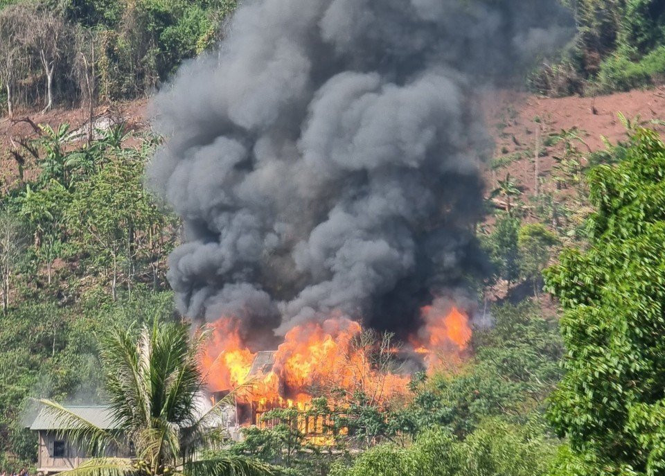Căn nhà bốc cháy, cột khói bốc cao hàng chục mét.