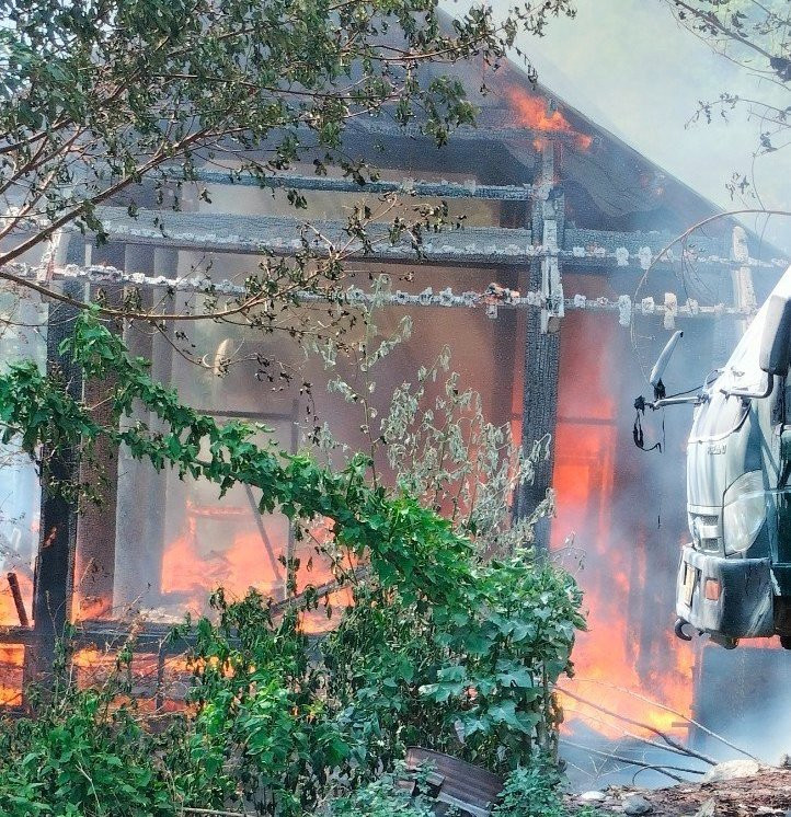 Căn nhà gỗ nửa tỷ đồng bị thiêu rụi.