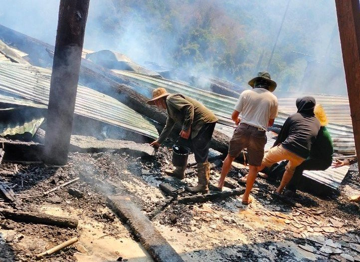 Cả căn nhà và tài sản bị thiêu rụi hoàn toàn.