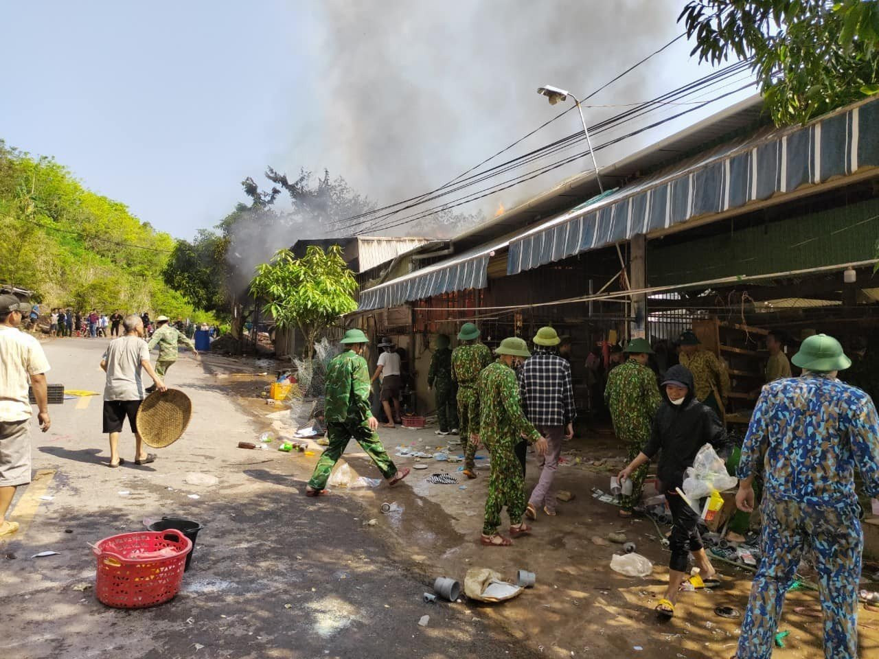 Rất đông các lực lượng đến dập lửa đám cháy. Tuy nhiên cửa khóa, thời tiết nắng, việc tiếp cận khó nên cả căn nhà đã bị thiêu rụi.