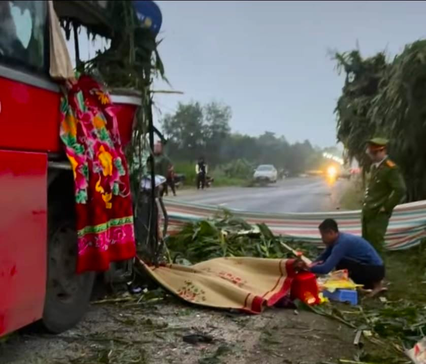 Vụ tai nạn khiến 1 phụ xe khách tử vong tại chỗ.