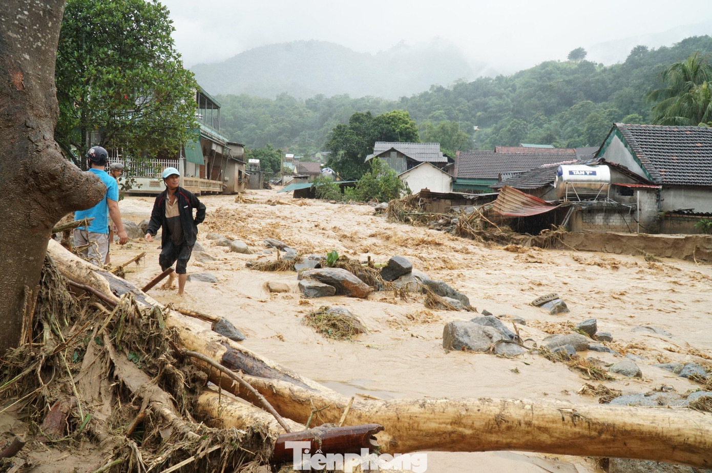 Lũ đi qua để lại khung cảnh hoang tàn chưa từng có tại đây.