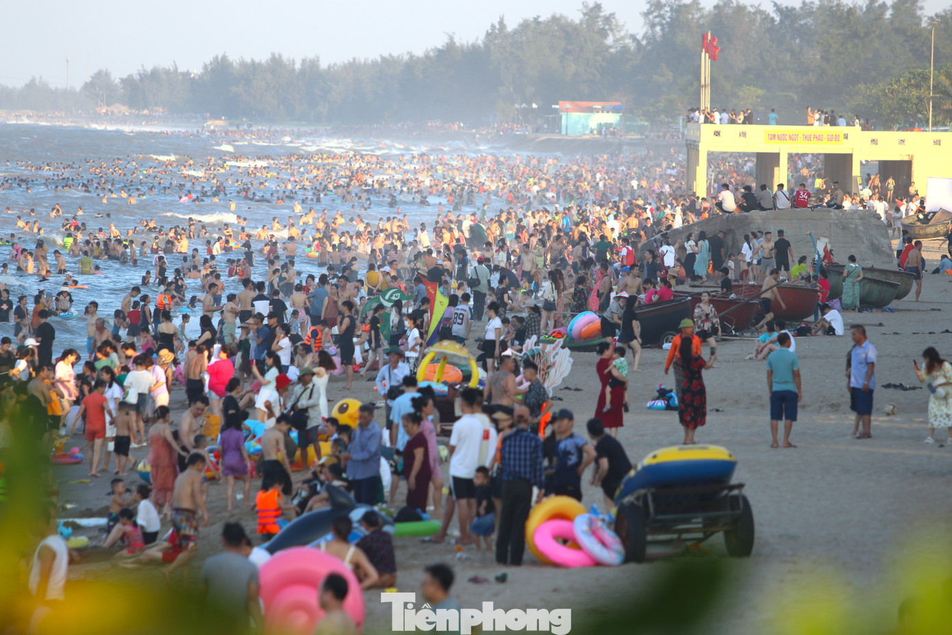 Được biết, 1 tuần qua thời tiết ở nhiều nơi có nắng nóng, đặc biệt tại Nghệ An diễn ra nắng nóng đỉnh điểm liên tục. Chính vì thế, nhiều người tìm đến biển, hoặc khu vực sông, suối để giải nhiệt những ngày nắng nóng.