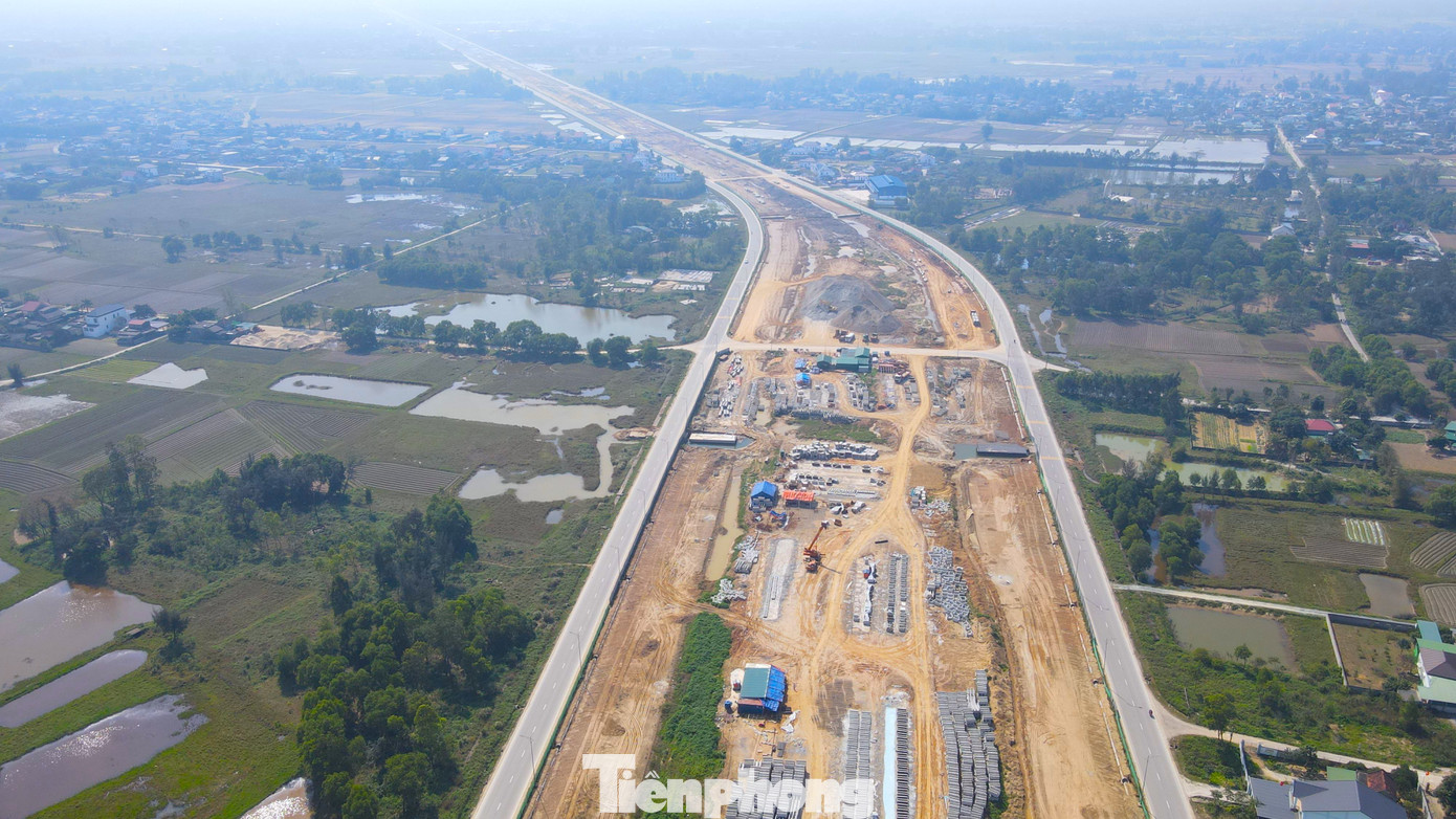 Tuyến Đại lộ Vinh - Cửa Lò được tỉnh Nghệ An phê duyệt vào năm 2010 với tổng mức đầu tư 4.157 tỷ đồng. Đây là tuyến đại lộ lớn nhất tỉnh này với chiều dài 10,8km, thiết kế mặt đường rộng 160m, đi qua 3 địa phương gồm TP. Vinh, huyện Nghi Lộc và TX. Cửa Lò. Tuy nhiên sau 4 năm làm được hơn 600 tỷ đồng thì thiếu vốn, dự án được điều chỉnh xuống làm 2 giai đoạn với trị giá 1.400 tỷ đồng mỗi giai đoạn. Tổng dự án được đầu tư hơn 3.500 tỷ đồng sau điều chỉnh.