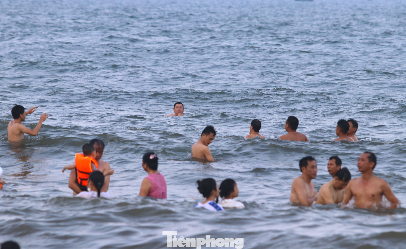 Nhiều người lớn tuổi thích ra vùng biển sâu để tắm vì sóng lặng, sạch và mát hơn. Tuy nhiên, việc ra vùng nước sâu phía ngoài cũng tiềm ẩn nhiều nguy hiểm.