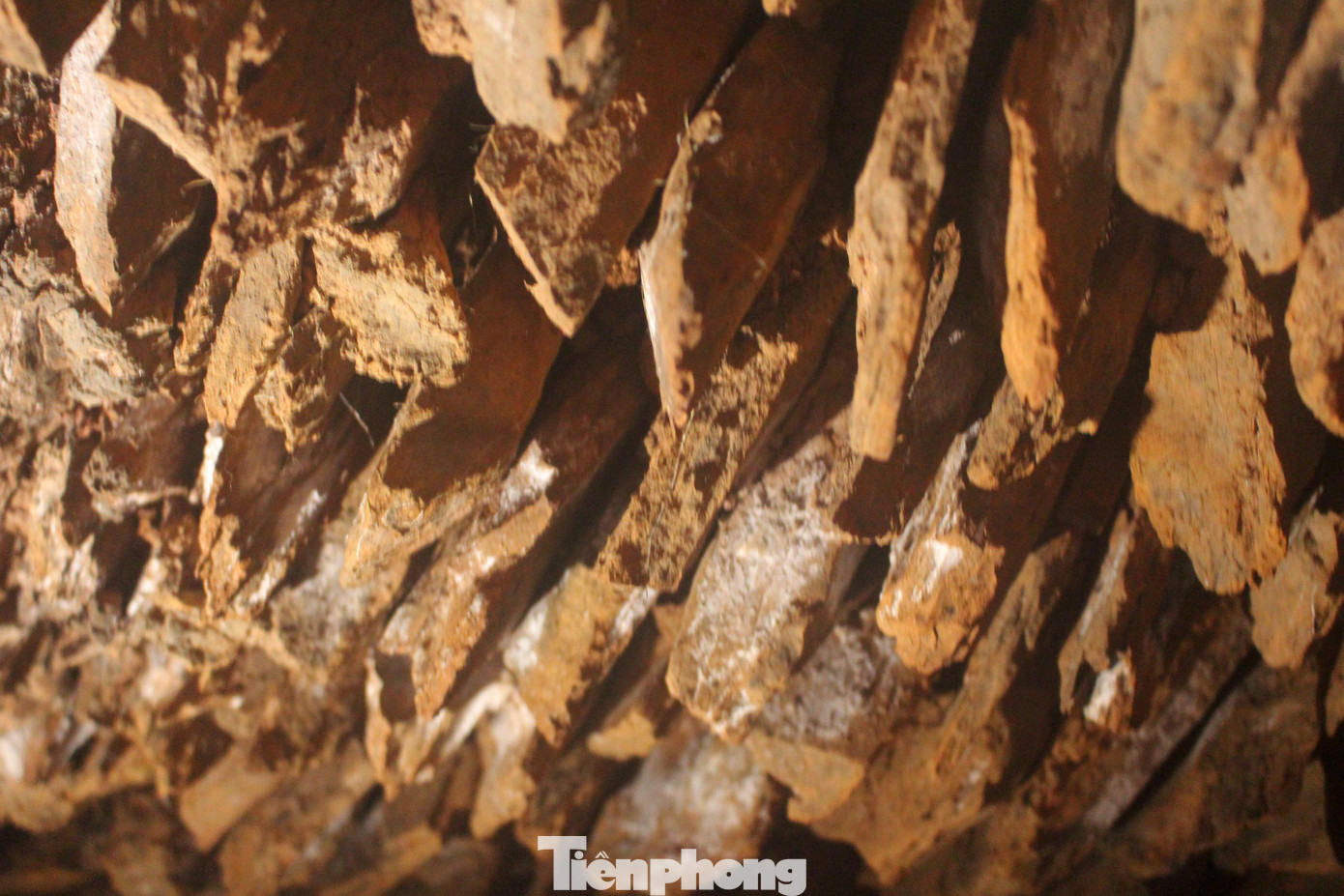 Điều đặc biệt, căn hầm này ẩn trong lòng đất, được ghép bởi loại đá bàn (loại đá ở khe suối), trộn với đất nung. Cứ sau mỗi viên đá to lại kèm theo những viên đá nhỏ với mục đích tăng độ liên kết.